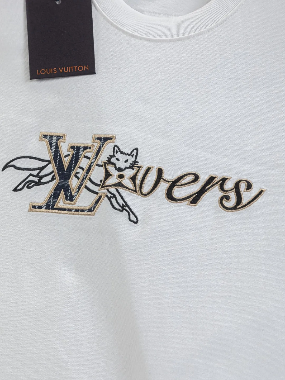 🅿️190 Louis Vuitton Louis Vuitton 1V LV LV slightly wide version S-XL LV 26ss new products are available at counters simultaneously. Multiple craftsmanship. Embroidery of civet 🦊 letters on the chest. Round neck short-sleeved T-shirt, same style for men and women! Consigned to one-to-one creation. Synchronized with the official website, pure cotton fabrics at the counter! It is close to the skin and comfortable, durable and easy to wear. It has a classic and simple logo design and meticulous original craftsmanship. Short-sleeves, a must-have item for men, do not appear to be the same for the general public, but must be unique and eye-catching. This LV short-sleeve is all about quality, comfort, the same shape and fashion as always, including fabrics and cutting techniques. All of them have been made with great effort! 320 grams of washed pure cotton fabric, pure cotton is breathable, very refreshing and comfortable for daily wear. The rib knitting on the neckline is smooth and tight, and the neckline will not be skewed if you toss it at will. The loose version, you will find that it looks really good on the upper body. The overall is minimalist and neat, super versatile for daily use! Pair it casually with a pair of pants for a youthful look. A T-shirt will make your outfit crazy. It is a fashionable item that can never go wrong! Color: Black White Size: S-XL Size chart: S: Shoulder width 50-Bust 56-Length 70 M: Shoulder width 52-Bust 57-Length 72 L: Shoulder width 54-Bust 59-Length 74 XL: Shoulder width 56-Bust 62-Length 76